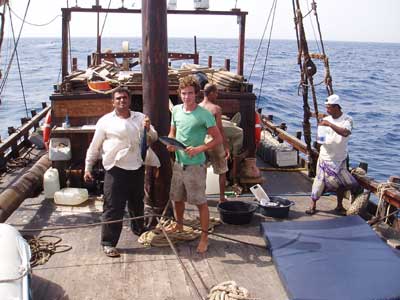 Tripulação pesca atum para comer
