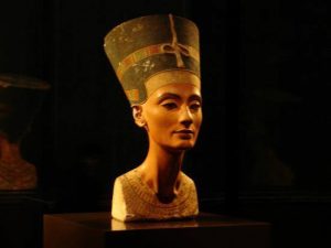 Divulgação  Réplica do busto da rainha Nefertiti é uma das peças da exposição