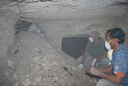 Pellini (ao fundo) durante escavação da TT 49